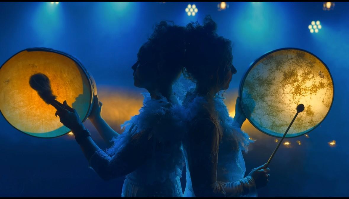 Kuunkuiskaajat -duon uusi musiikkivideo kuvattiin Tikkalan nuorisoseurantalolla